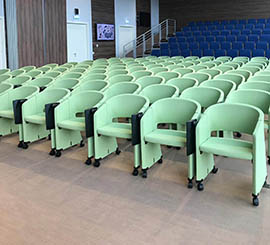 Sillones con ruedas y pala de escritura para sala de conferencias y congresos